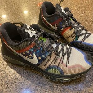 KD what the size 10. Great condition barely worn.